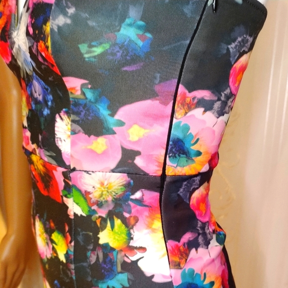 - 🌺Fun flowered strapless bodycon stretch dress with side zipper xs - Picture 3 of 7